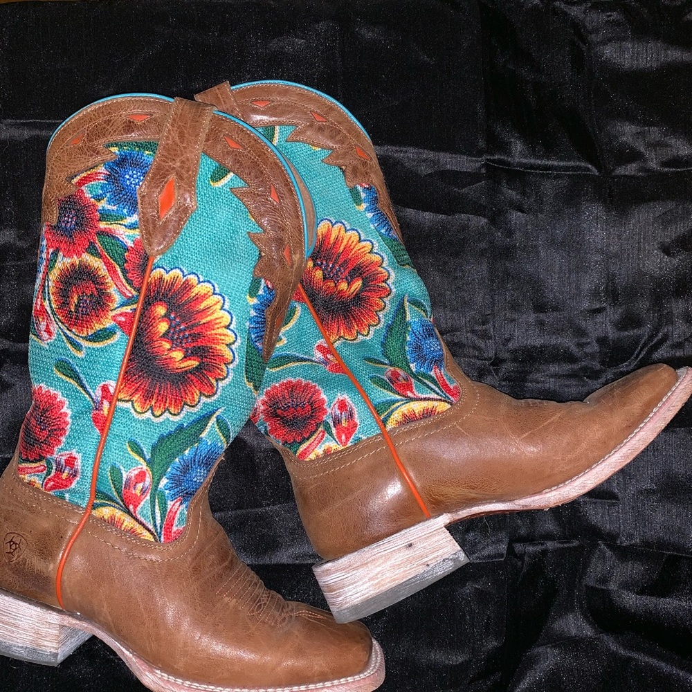 ARIAT SQUARE TOE BOOTS